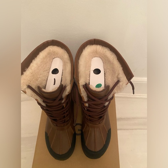 Almost new! Kids, UGG, boot size one youth unisex butte - Picture 8 of 8